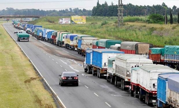 Lee más sobre el artículo Bolsas de Cereales y de Comercio, solicitan a las autoridades medidas ante los cortes de ruta que afectan el abastecimiento