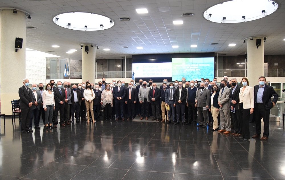 Lee más sobre el artículo El CAA llevó a cabo su primera reunión presencial y mantuvo un  encuentro con integrantes del Gabinete Económico Nacional