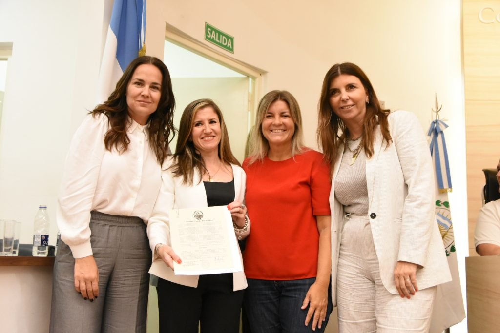 Lee más sobre el artículo RECIBIÓ UN DIPLOMA DE HONOR MARÍA SOLEDAD ARAMENDI