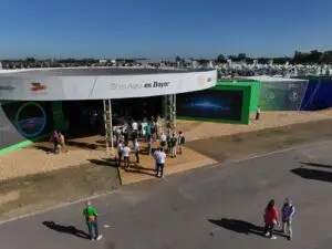 Lee más sobre el artículo Bayer pisa fuerte en ExpoAgro 2025